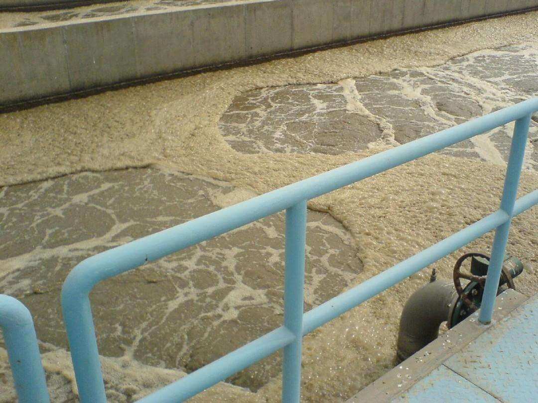 生物曝氣池出現(xiàn)泡沫，使用哪種消泡劑？
